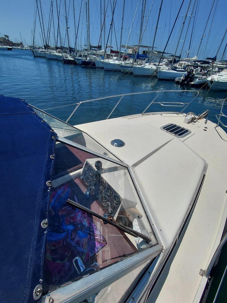 Vista di prua dalla timoneria con il porto di Alghero sullo sfondo