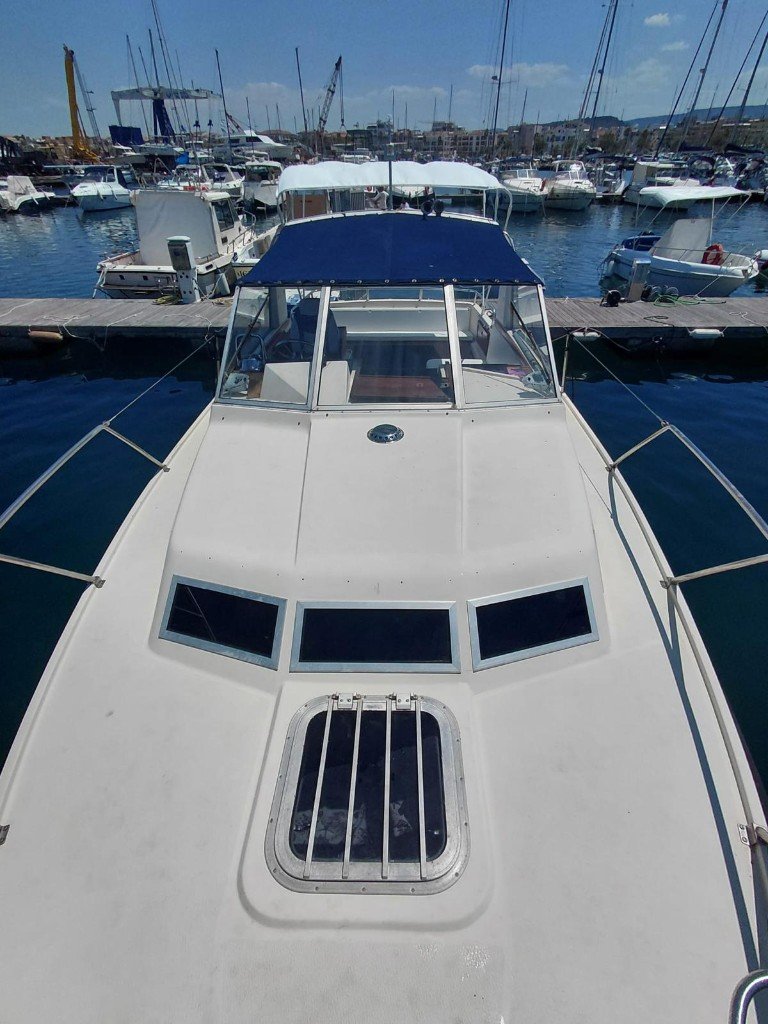 La prua della barca ormeggiata nel porto di Alghero