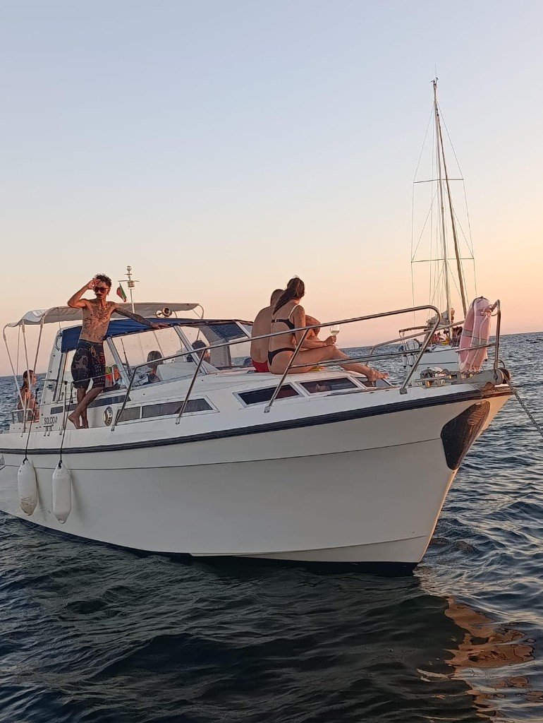 Ospiti a bordo della barca al tramonto