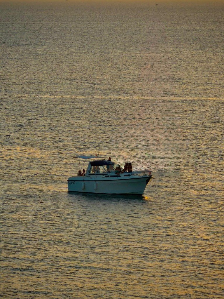 La barca GentleMar in navigazione al tramonto sul mare