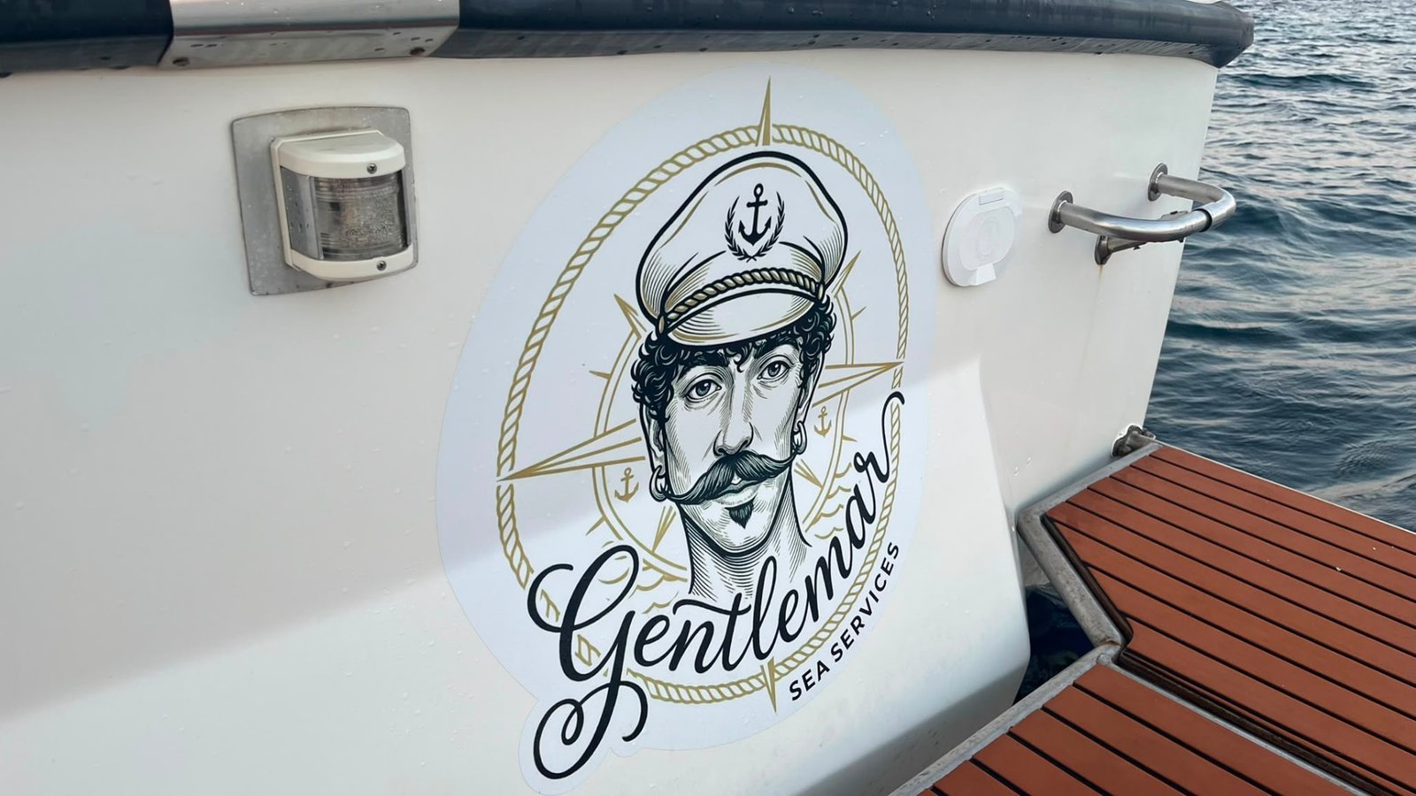 Il logo GentleMar sullo specchio di poppa della barca