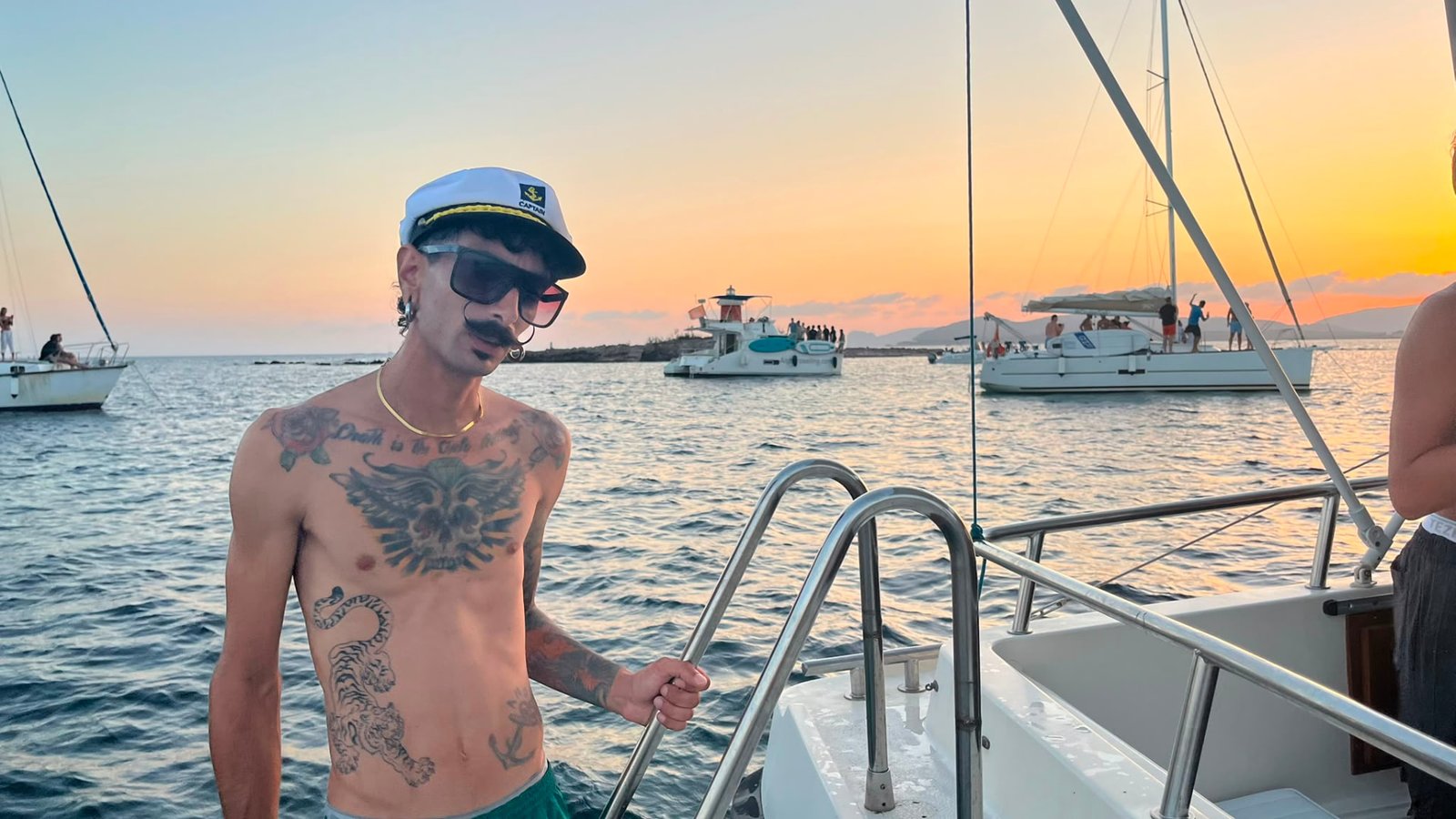 Marco Costanzo, capitano di GentleMar, in mare al tramonto